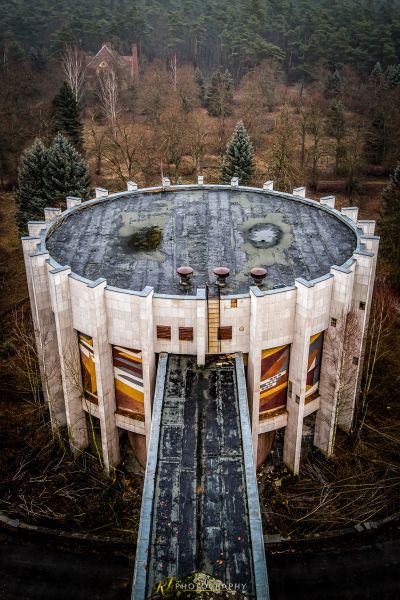 Ein großes Gebäude mit einer Uhr darauf