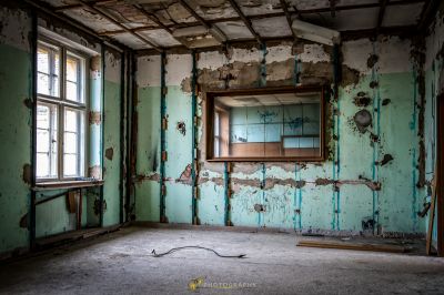 Ein Zimmer mit einem zerbrochenen Fenster und einem zerbrochenen Spiegel