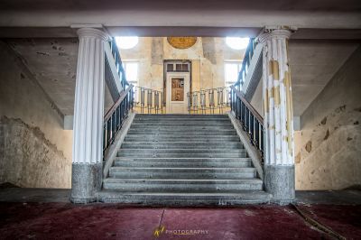 Ein sehr altes Gebäude mit einer sehr großen Treppe