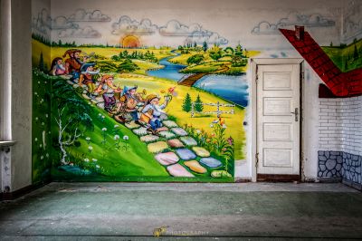 Ein Wandbild einer Frau und eines Mannes in einem Park