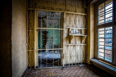 Ein Zimmer mit einem kaputten Fenster und einer kaputten Wand