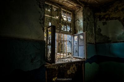 Ein Fenster in einem heruntergekommenen Gebäude