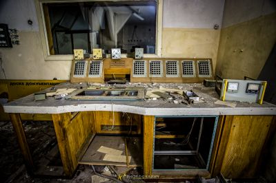 Ein Zimmer mit einem Schreibtisch und einem Computer