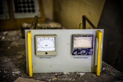 Eine weiße und gelbe Uhr