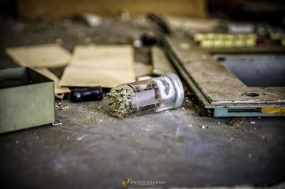 Eine kleine Glühbirne, die auf dem Boden sitzt