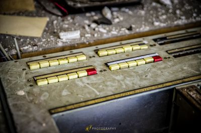 Eine Metallbox mit einem roten Griff