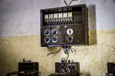 Ein Zimmer mit einer Uhr und einem Haufen elektrischer Geräte