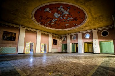 Ein Zimmer mit einer Decke mit einem Gemälde von einem Schmetterling gemalt