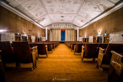 Ein Zimmer mit einem Haufen Stühle und einer Decke