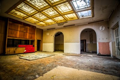 Ein Zimmer mit einem großen Fenster und einem Fernseher