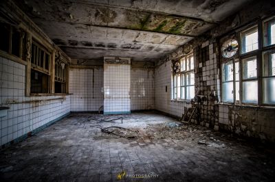 Ein schmutziges Zimmer mit einem zerbrochenen Fenster und einem gebrochenen Waschbecken