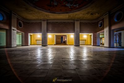 Ein Zimmer mit einem großen Boden und einer Decke