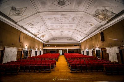 Ein Zimmer mit einer Decke und vielen Stühlen