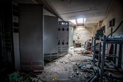 Ein Zimmer mit einem Kühlschrank und vielen Trümmern