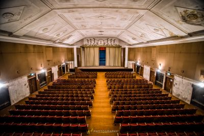 Ein großes Zimmer mit vielen Stühlen und einer Decke