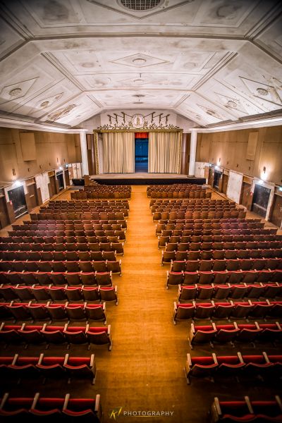 Ein großes Auditorium mit Sitzreihen und einer Bühne