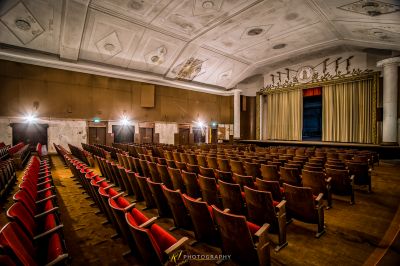 Ein Raum mit einer Bühne und einer Bühne eingerichtet