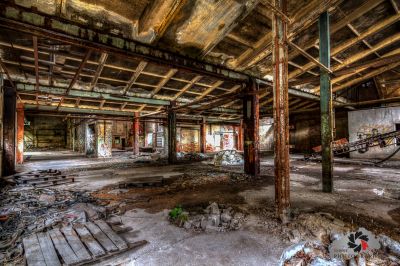 Ein großer Raum mit vielen Trümmern und Trümmern