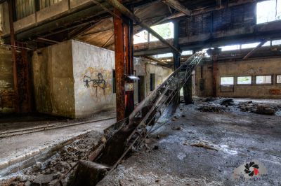 Ein sehr altes Gebäude mit einer sehr alten Treppe