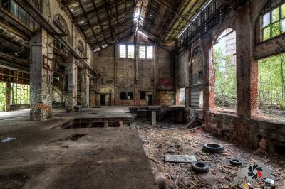 Ein Zimmer mit viel Schutt und viel Müll