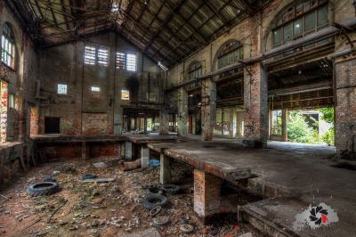 Ein sehr altes Gebäude mit vielen Trümmern