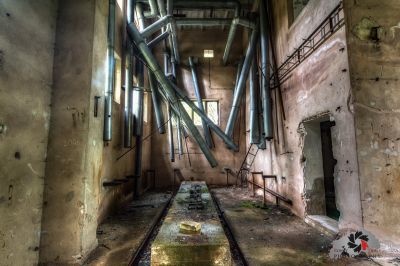 Ein langer schmaler Flur mit viel Rost