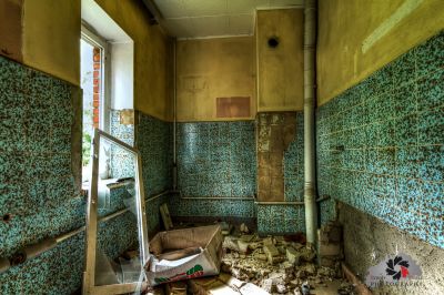 Ein Badezimmer mit einer kaputten Toilette und einem kaputten Spiegel