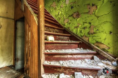 Eine Reihe von Treppen in einem verlassenen Gebäude