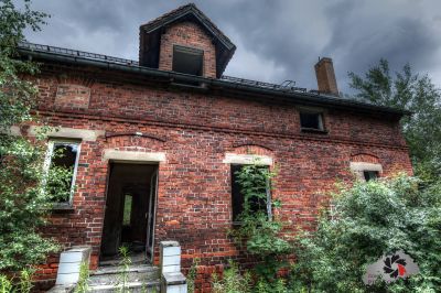 Ein altes Backsteinhaus mit einem Schornstein und einem Schornstein