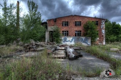 Ein Gebäude mit Graffiti darauf