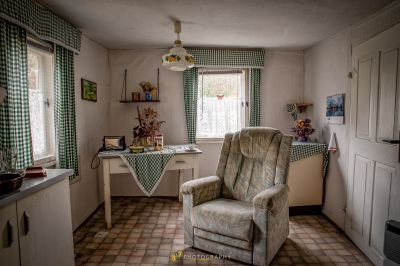 Ein Stuhl in einem Raum mit Fenster und Tisch