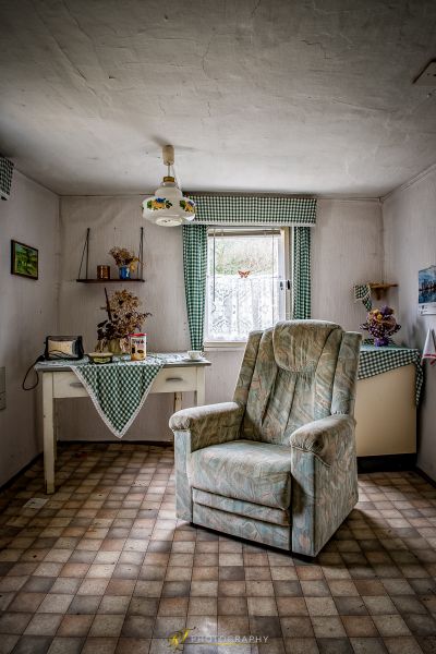 Ein Stuhl in einem Raum mit Fenster und Tisch