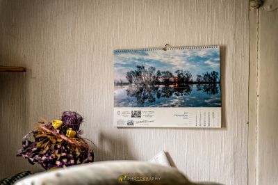 Einen Kalender an der Wand