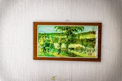 Ein Gemälde von einem Mann und einer Frau in einem Park