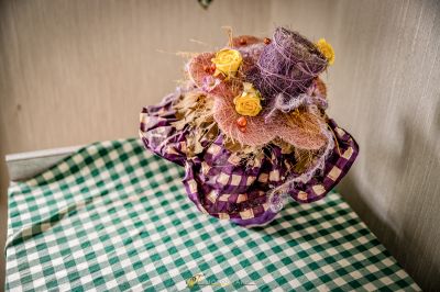 Ein Blumenstrauß, der auf einem Tisch sitzt