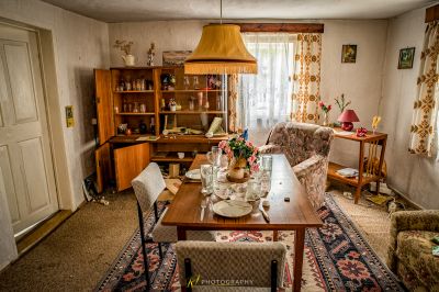 Ein Wohnzimmer mit Tisch und Stühlen