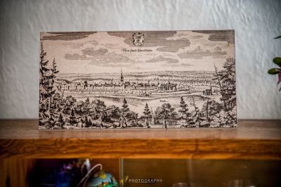 Ein Bild einer Stadt an einer Wand