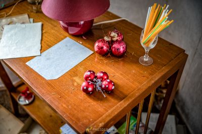 Ein Tisch mit einer Lampe, einer Vase und einem Haufen Granate