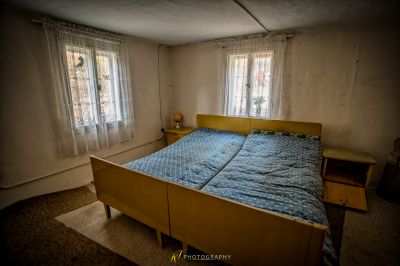 Ein Bett in einem Zimmer mit Fenster