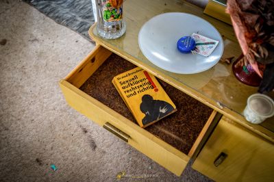 Tisch mit Buch und Glasvase