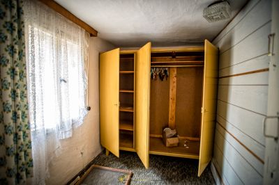 Ein gelber Schrank mit geöffneter Tür