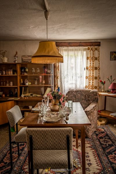 Ein Esszimmer mit Tisch und Stühlen