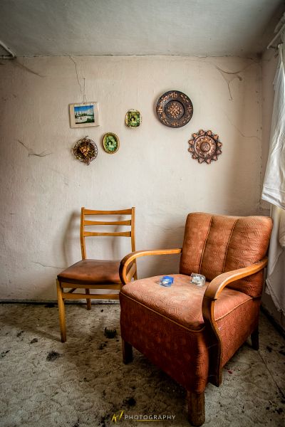 Ein Stuhl und eine Uhr sind in einem Raum