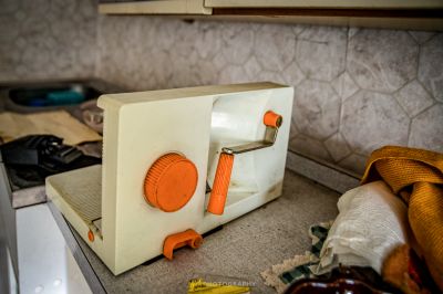 Ein weißer Toaster sitzt auf einer Theke