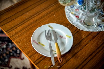 Eine Platte mit einer Gabel und einem Messer auf einem Tisch