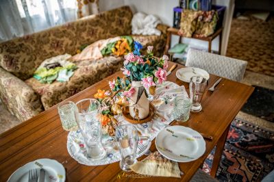 Ein Tisch mit einem Blumenstrauß darauf