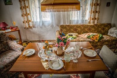 Ein Tisch mit einem Blumenstrauß darauf