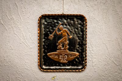 Ein Bild eines Mannes auf einem Surfbrett