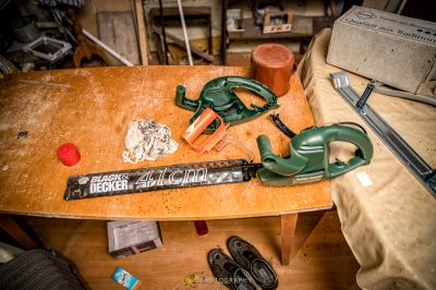 Einen Tisch mit einer Säge und einem Paar Schuhe