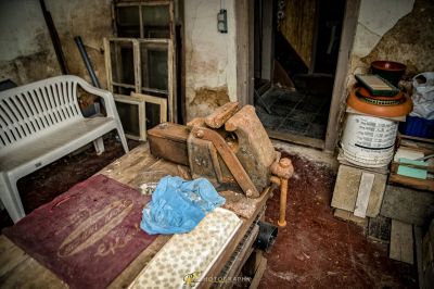 Ein Bett mit einem blauen Blatt darauf